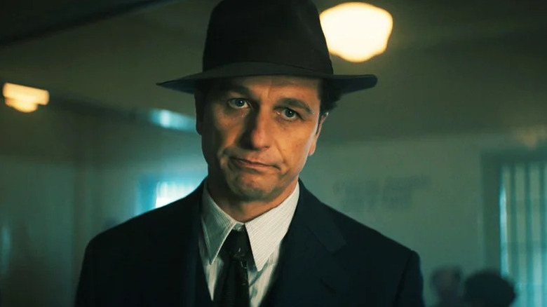 Perry Mason in suit and hat in Perry Mason