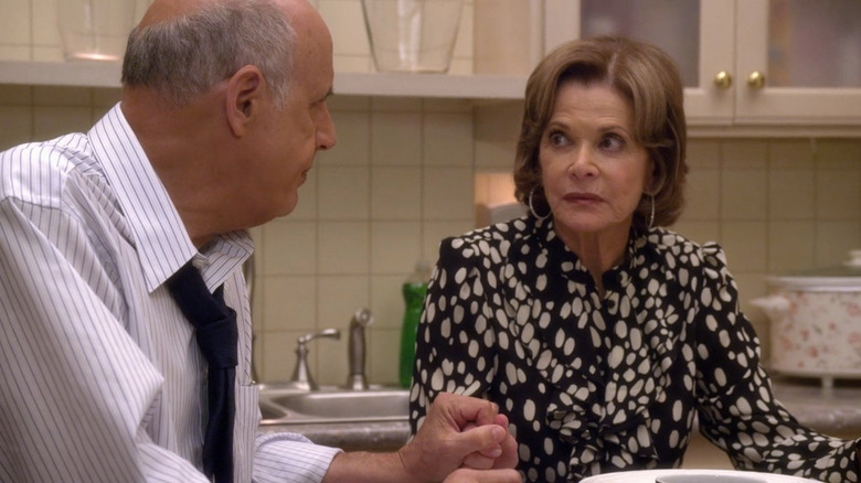 Jeffrey Tambor as George and Jessica Walter as Lucille holding hands in Arrested Development