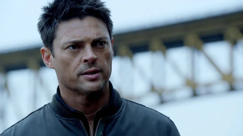 John Kennex (Karl Urban) speaks outside by a bridge in Almost Human