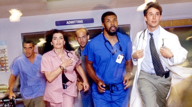 George Clooney as Doug, Julianna Margulies as Carol, Anthony Edwards as Mark, Eriq La Salle as Peter, and Noah Wyle as Carter, all running in hospital in "ER."