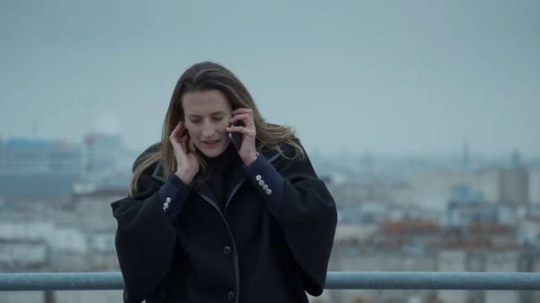 Andréa Martel speaking on the phone on Call My Agent!