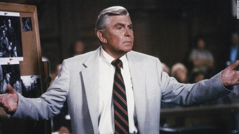 Andy Griffin as Ben Matlock in light suit standing in courtroom in Matlock