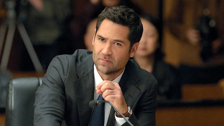 Manuel Garcia-Rulfo as Mickey Haller sitting in suit in The Lincoln Lawyer