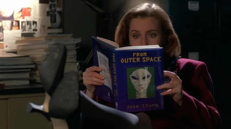 Scully reading Jose Chung's From Outer Space