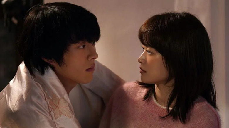 Bok Gwi-ju and Do Da-hae look closely at each other