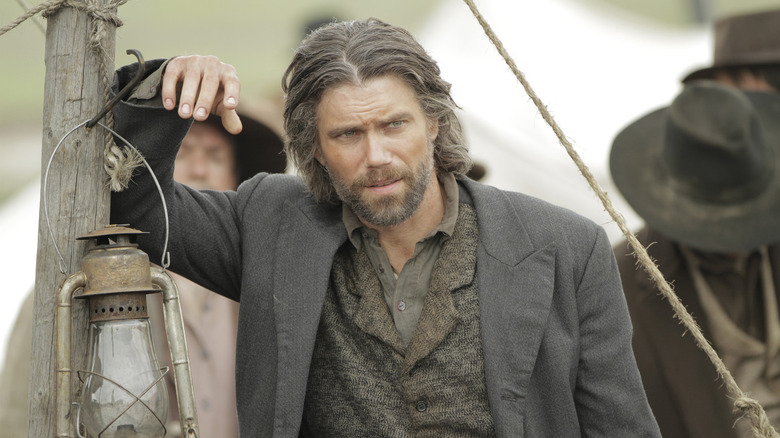 Anson Mount as Cullen Bohannon, leaning on a post in Hell on Wheels.