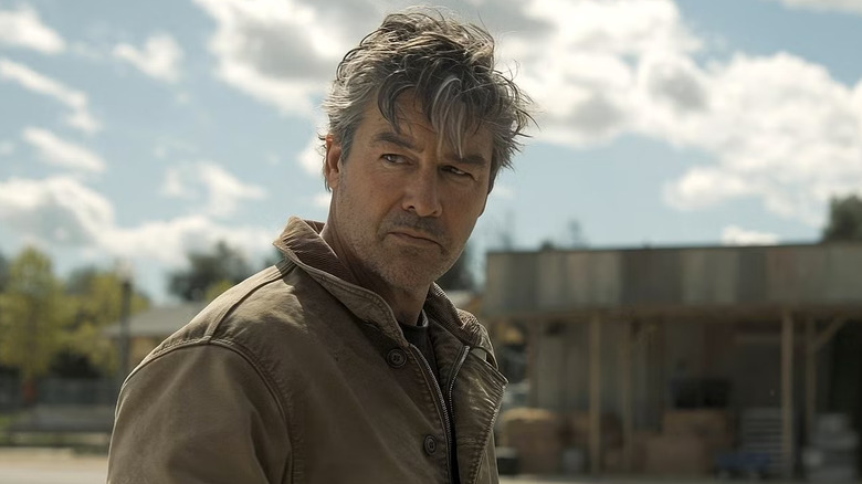 Kyle Chandler as Hal Jordan looking suspicious in Lanterns