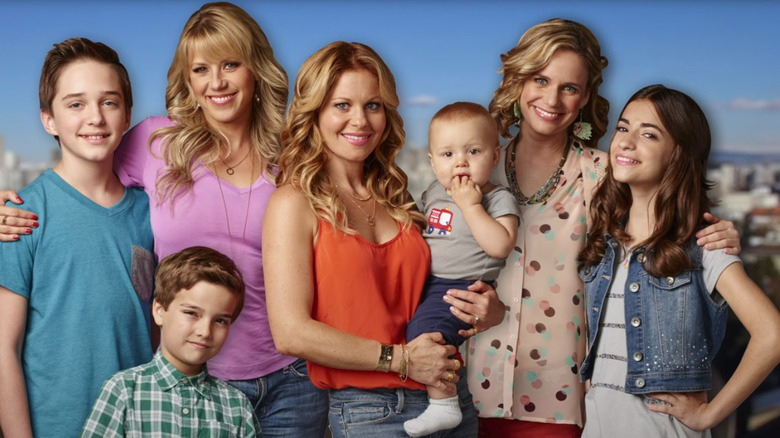 The cast of Fuller House posing together during the theme song