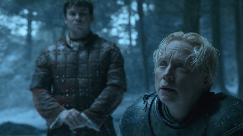 Podrick watching Brienne kneel and look up on Game of Thrones S6E1