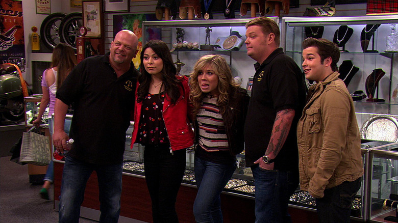 Carly, Sam, and Gibby pose for a photo with the Pawn Stars in "iCarly"