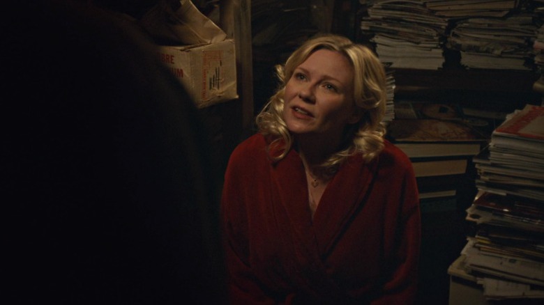Peggy standing among piles of magazines and looking up at Ed on Fargo S2E5