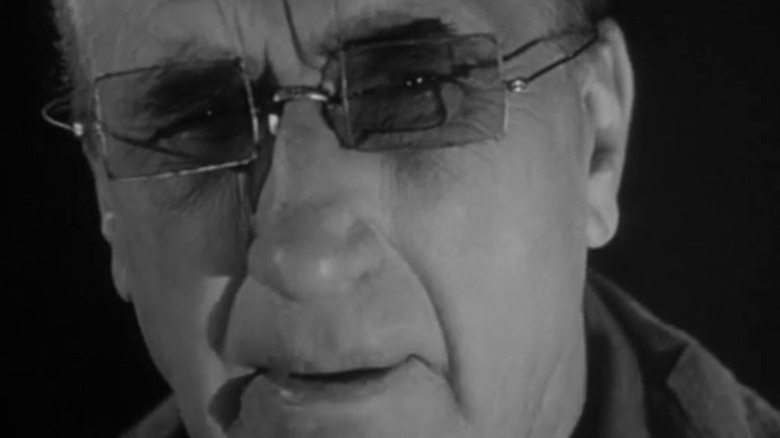 Joe squinting through his glasses on Thriller S1E15