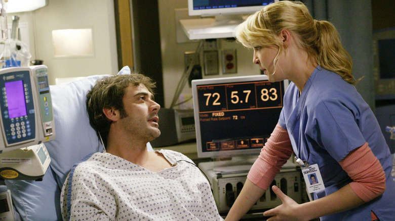 Izzie (Katherine Heigl) talking to Denny (Jeffrey Dean Morgan) in his hospital bed on Grey's Anatomy