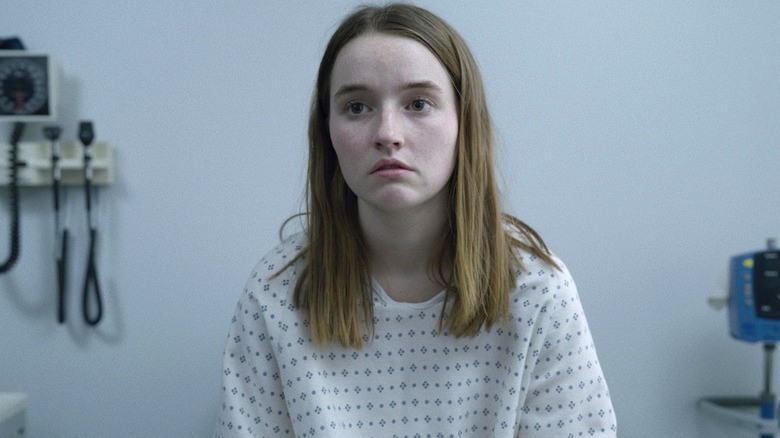 Kaitlyn Dever as Betsy looking sad in a hospital gown in Dopesick