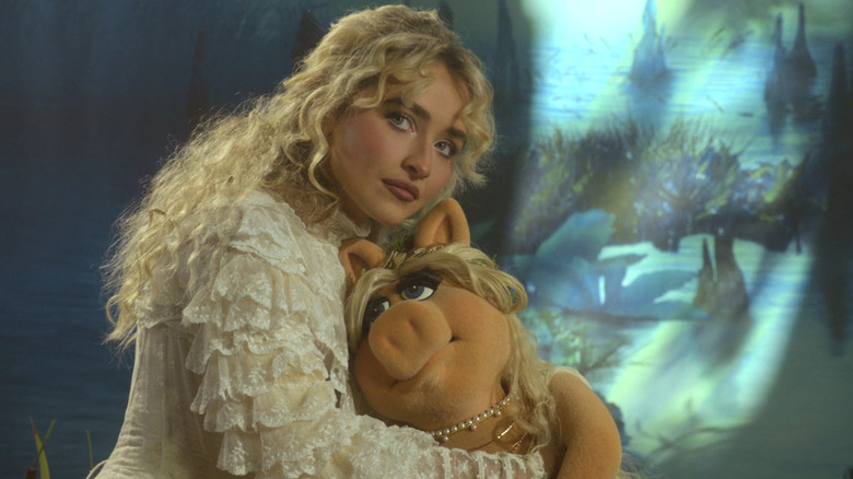 Sabrina Carpenter holding Mrs. Piggy in The Muppet Show special