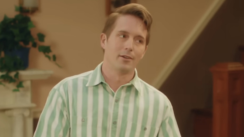 Beck Bennett acting in a '90s sitcom in an SNL sketch