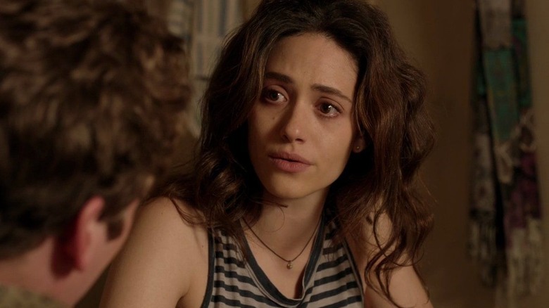 Fiona Gallagher talking in a bedroom in "Shameless" (2011)