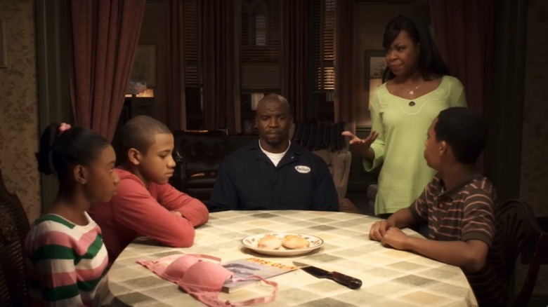 The cast of Everybody Hates Chris on set at a dinner table