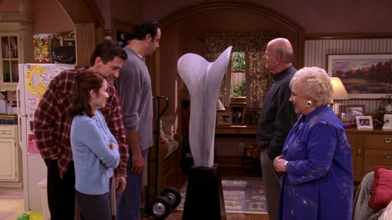 The cast of Everybody Loves Raymond admires a sculpture
