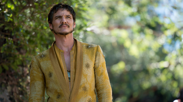Oberyn Martell glancing up at the sky, clad in yellow, in Game of Thrones Season 4 (2014)