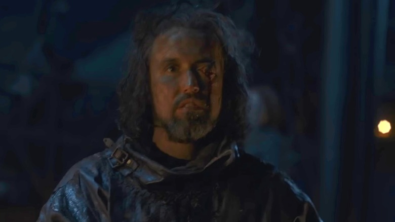 an Ironborn soldier, played by Rob McElhenney, takes an arrow to the eye in "Game of Thrones" (2011)