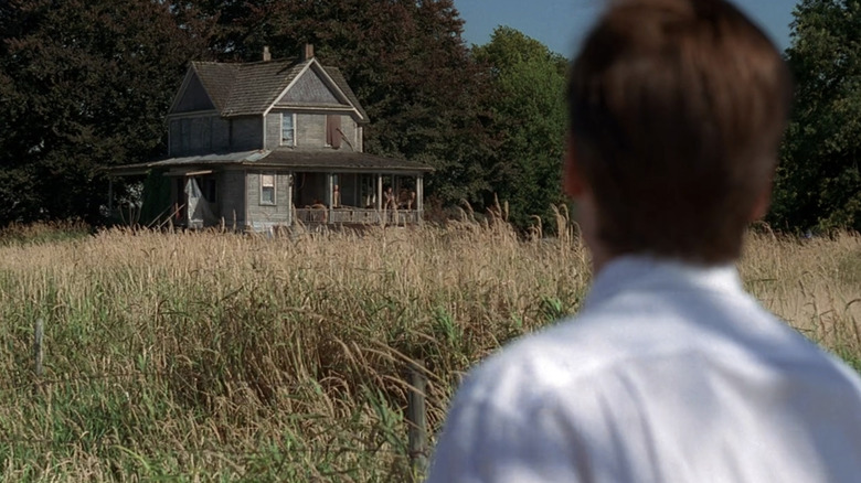Mulder looking at the Peacock home