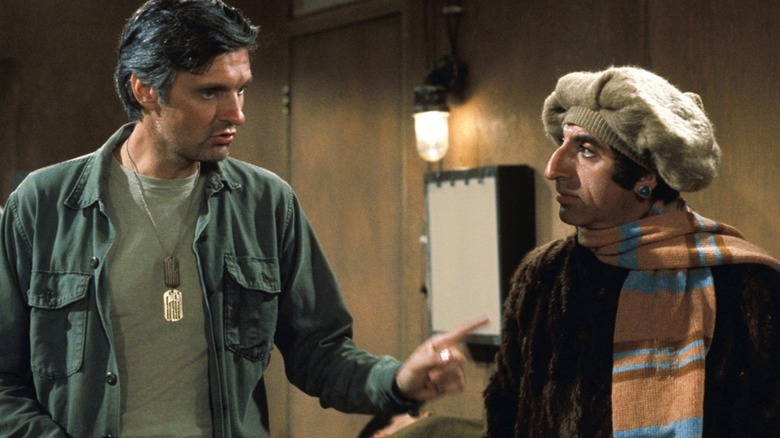 Hawkeye talking to Klinger