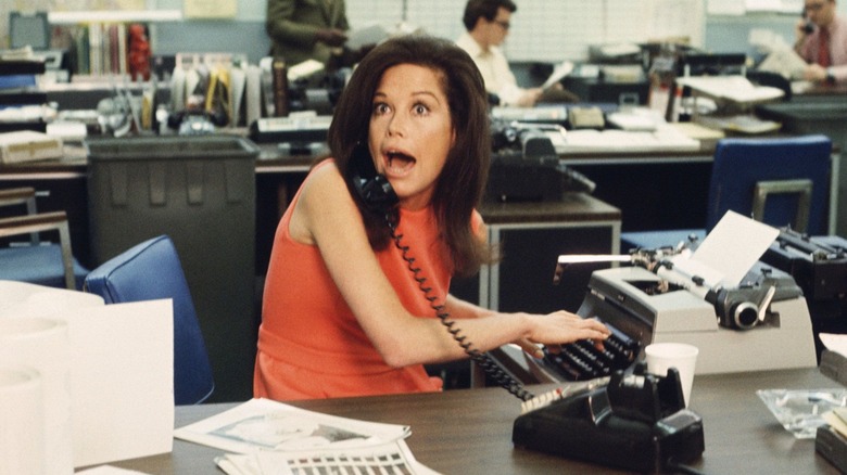 Mary Tyler Moore looking frazzled while on the phone