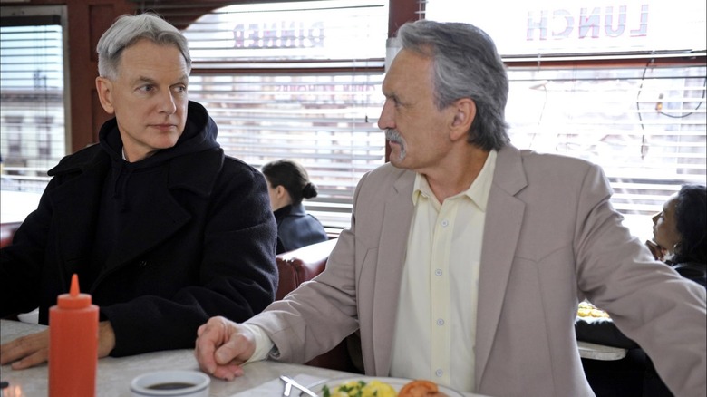 Mike Franks and Agent Gibbs looking at each other in a diner on "NCIS."