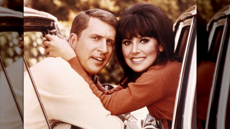 Ted Bessell and Marlo Thomas embracing on "That Girl"
