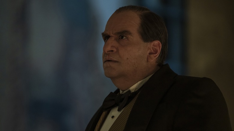 Colin Farrell as Oz Cobb wearing a tuxedo and a black coat.