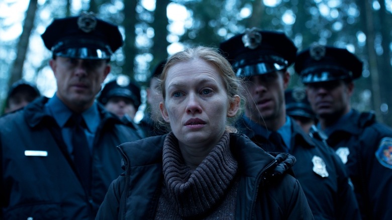 Sarah Linden leading a group of police officers through the forest in The Killing (2011)