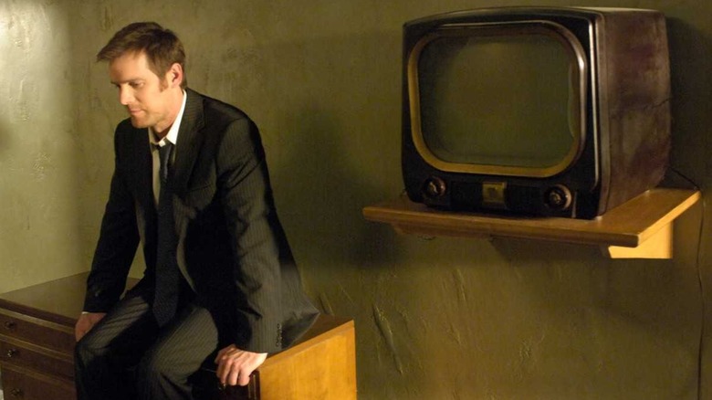 Peter Krause, Syfy's televizyonunda 1960'lardan kalma eski bir televizyonun yanındaki şifonyerde oturan dedektif Joe Miller rolünde 