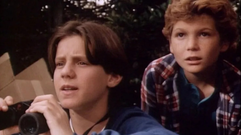 Omri Katz as Marshall Teller holds binoculars next to Justin Shenkarow as Simon Holmes in Eerie, Indiana