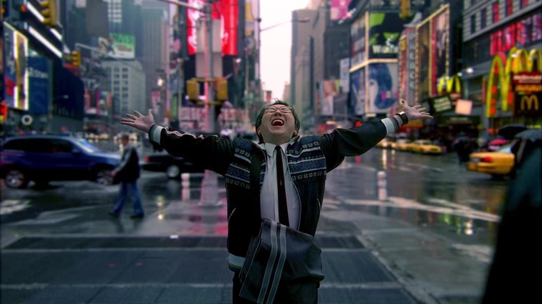Hiro Nakamura elleri iki yana açık, Times Caddesi'ne bakıyor