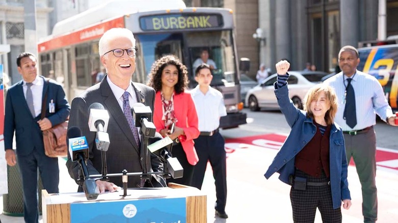 Prefeito Neil Bremer no pódio sorrindo para o Sr. Prefeito (2021-2022)