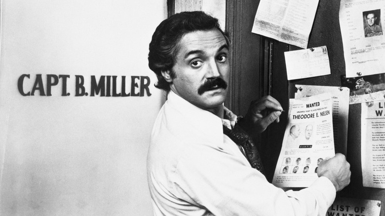 Aktör Hal Linden dizinin ilk bölümünde