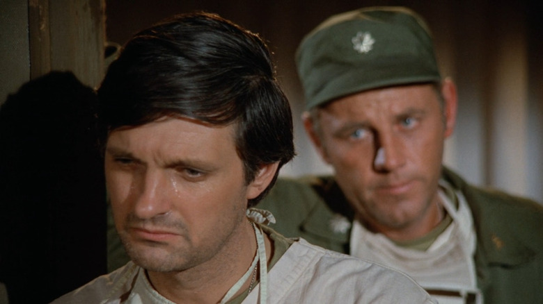 Hawkeye crying, turned away from Henry Blake, in M*A*S*H (1973)