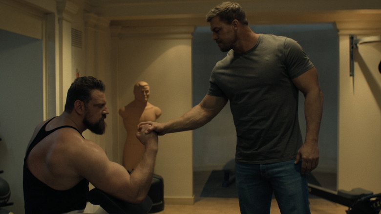 Alan RItchson's Jack Reacher arm wrestles with Olivier Richters' Paulie in Reacher