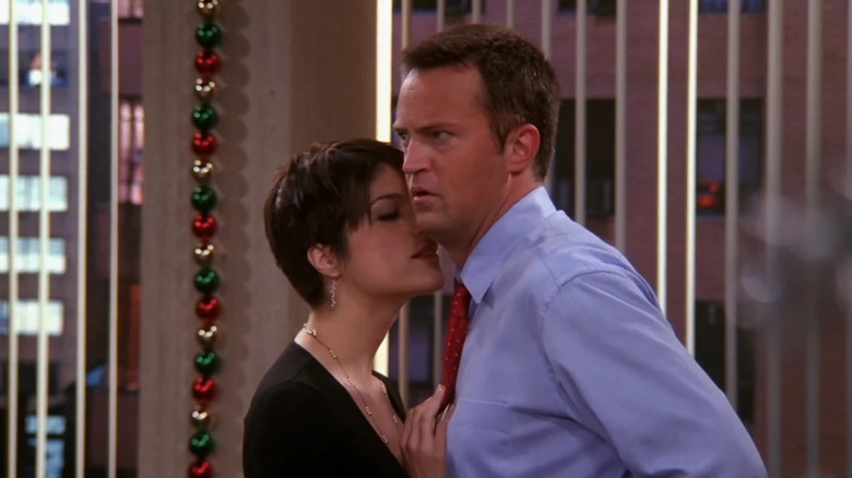 Selma Blair as Wendy and Matthew Perry as Chandler, close to each other on Friends.