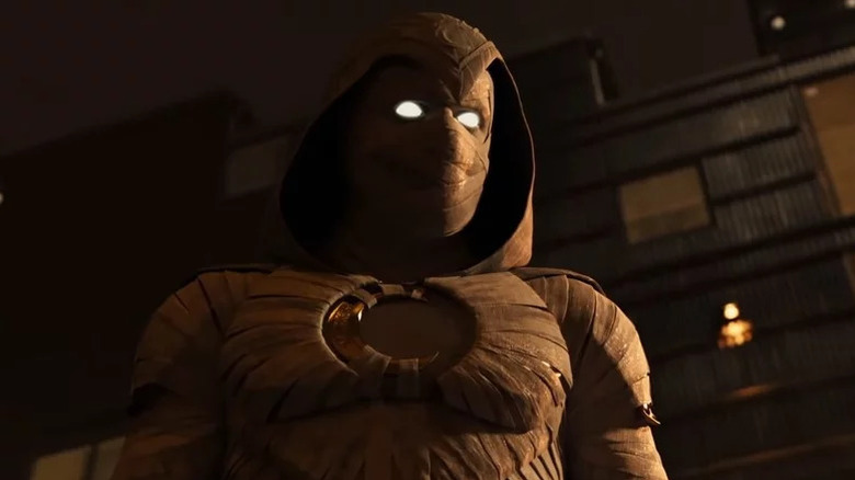 Oscar Isaac's Moon Knight in white uniform and glowing eyes on Moon Knight