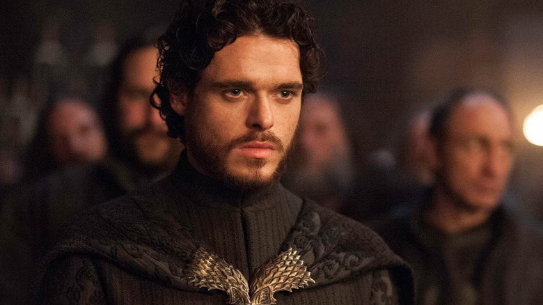 Richard Madden as Robb Stark stands before his men in Game of Thrones