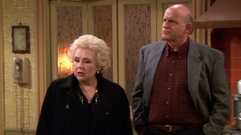 Doris Roberts as Marie stands next to Peter Boyle as Frank in Everybody Loves Raymond