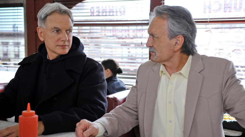 Leroy Jethro Gibbs ve Mike Franks bir lokantada yan yana oturuyorlar