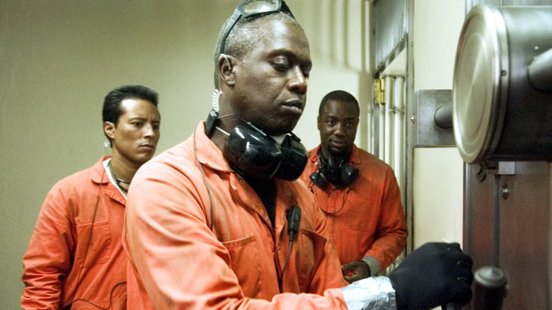 Nick Atwater cracking a safe with his accomplices in "Thief"