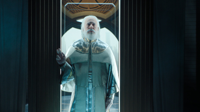 Cleon estou vestido de branco na base