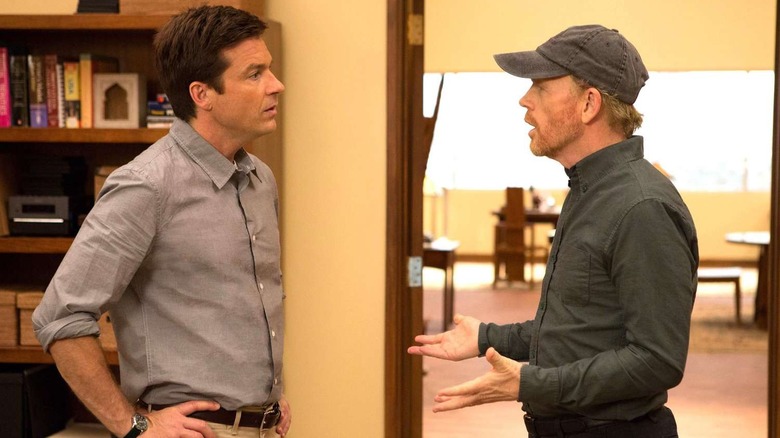 Michael Bluth usa camisa de colarinho e boné de beisebol e conversa com o diretor de Hollywood Ron Howard 