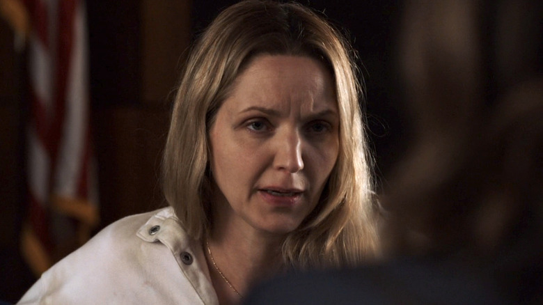 Hukuk ve Düzen: SVU'da beyaz ceketli Delia Hackman, Olivia Benson'a bakan bir odada oturuyor