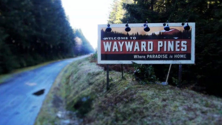 Os limites da cidade de Wayward Pines são sinalizados no cartão de título do programa.