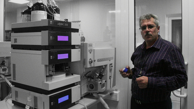 Grigory Rodchenkov in front of a machine in Icarus.